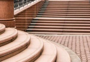Idealne rozwiązanie dla schodów w budynkach użyteczności publicznej, szczególnie w przypadku ograniczonej przestrzeni – innowacyjne konstrukcje schodów.