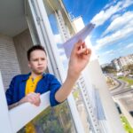 Jak samodzielnie poprawić funkcjonowanie okien i uniknąć wizyty serwisanta